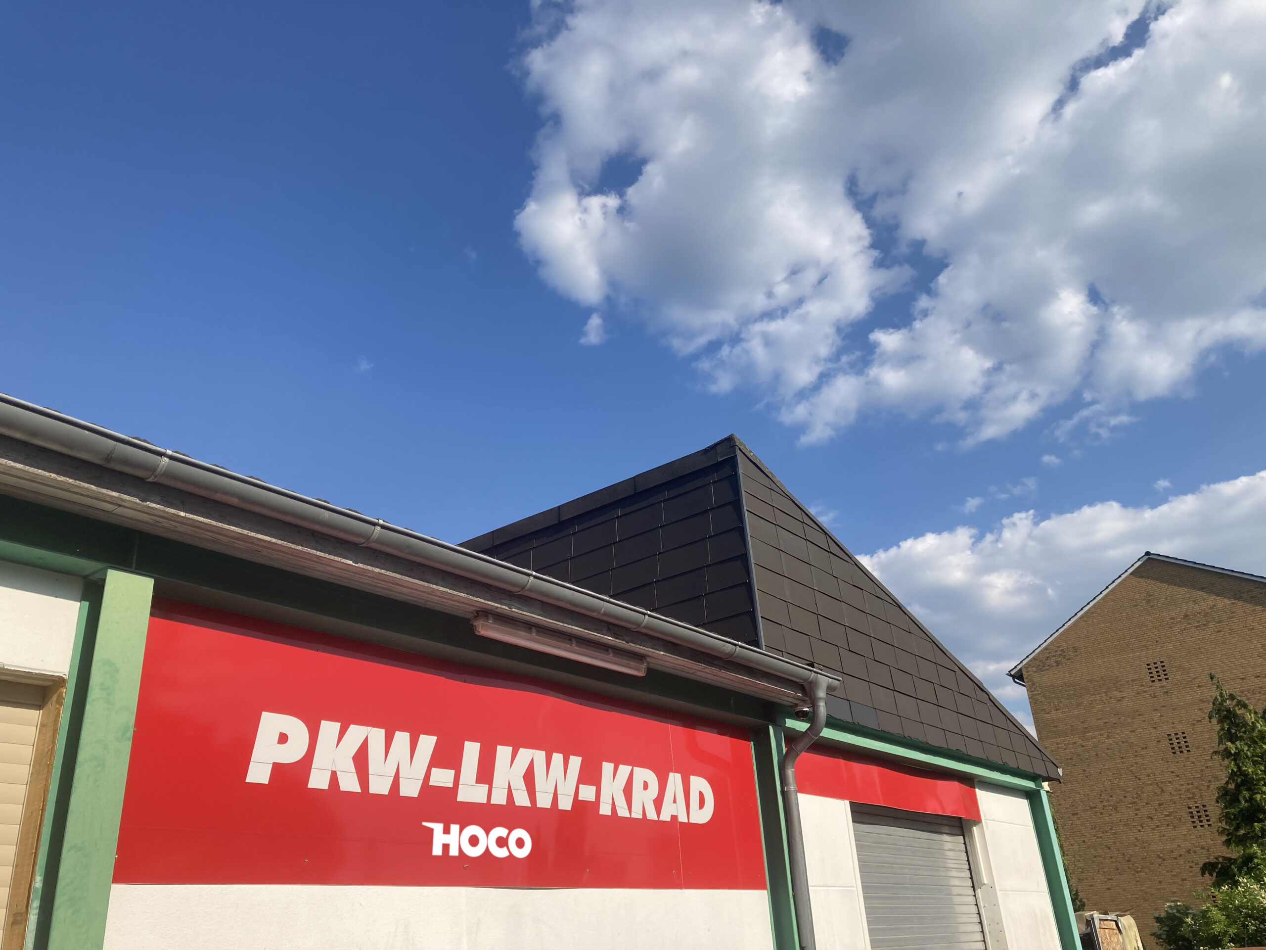 PKW-LKW-KRAD HOCO-Minden Gebrauchtwagen Ankauf und Verkauf. Unser Firmengebäude, die Sonne scheint, blauer Himmel.