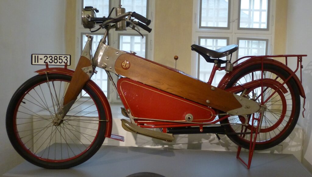 Historisches Hoco-Motorrad von 1924 im Museum. Besonderheit ist der Holzrahmen.