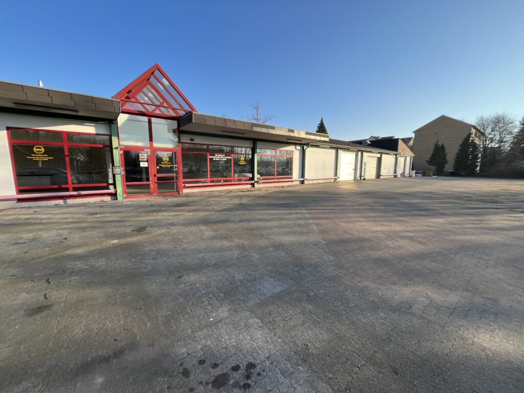 Leergeräumter Parkplatz des HOCO Automarkts am Schwabenring 104 in Minden während des Umzugs im Winter 2025.